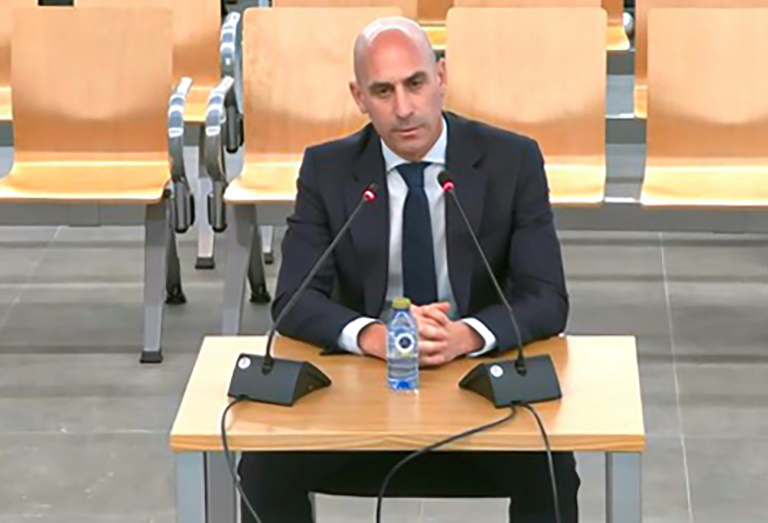 Image tirée d'une vidéo publiée par la chaîne YouTube de la Cour de justice  espagnole de l'ancien président de la fédération espagnole de football Luis Rubiales, lors de son procès au tribunal de San Fernando de Henares, à l'est de Madrid, le 11 février 2025