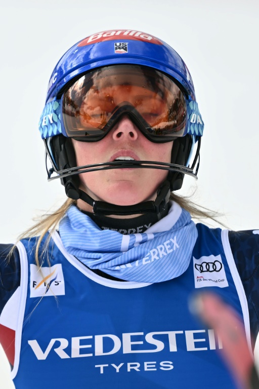 L'Américaine Mikaela Shiffrin savoure sa victoire lors du slalom de Sestrières (Italie), la 100e de sa carrière en Coupe du monde de ski alpin, le 23 février 2025