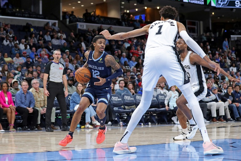 Ja Morant (#12) fait face à Victor Wembanyama (#1) lors de la victoire des Grizzlies sur les Spurs, le 3 février 2025 à Memphis