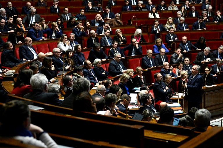 Le Premier ministre français François Bayrou (d.) s'exprime lors d'une séance de questions au gouvernement à l'Assemblée nationale, à Paris, le 18 février 2025