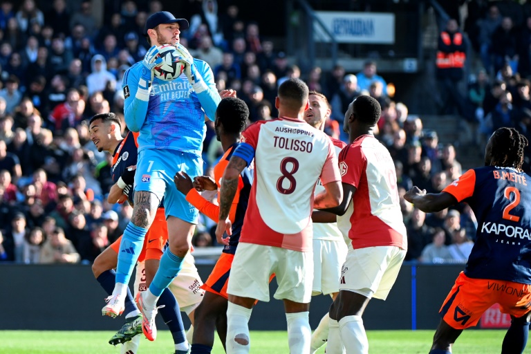 Lucas Perri s'impose dans les airs lors de la victoire de Lyon 4-1 à la Mosson contre Montpellier le 16 février 2025