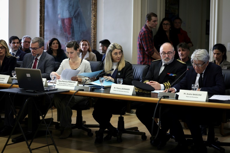 La ministre déléguée aux anciens combattants Patricia Miralles (C), le maire de Rivesaltes André Bascou (D), le maire de Perpignan Louis Aliot (G) et le préfet de la région des Pyrénées-Orientales Thierry Bonnier (2e D)  lors d'une table ronde à la mairie de Rivesaltes dans les Pyrénées-Orientales, le 21 février 2025