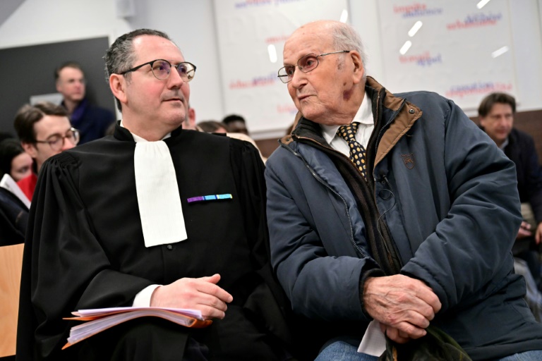 Albert Corrieri, envoyé en Allemagne à 20 ans dans le cadre du Service du travail obligatoire (STO), avec son avocat Michel Pautot au tribunal administratif de Marseille le 25 février 2025. Le centenaire demande réparation pour ses deux années de travail forcé