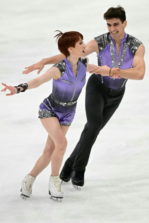 Les Français Evgeniia Lopareva et Geoffrey Brissaud lors de l'épreuve de danse sur glace en couple des Championnats d'Europe de patinage artistique, à Tallinn en Estonie, le 31 janvier 2025