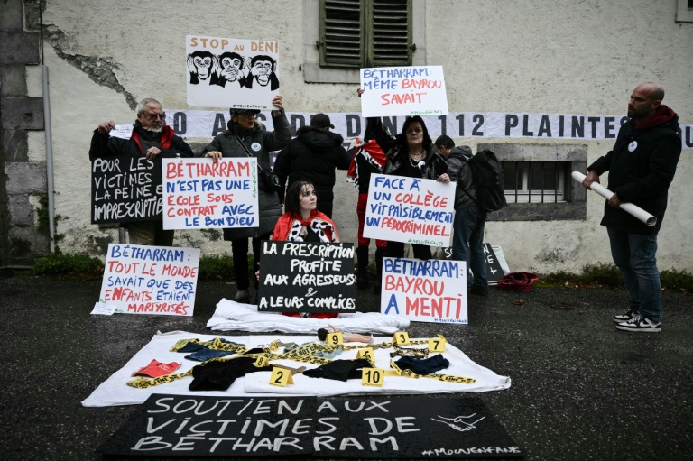 Des membres de l'association Mouv'Enfants manifestent contre des abus présumés devant le collège et lycée catholique à Lestelle-Bétharram, dans les Pyrénées-Atlantique