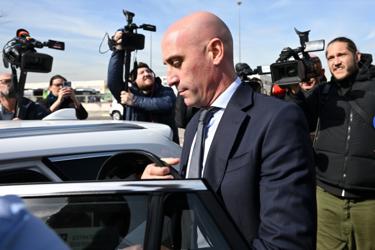 L'ancien président de la fédération espagnole de football, Luis Rubiales (d), quitte le tribunal de San Fernando de Henares, à l'est de Madrid, le 11 février 2025