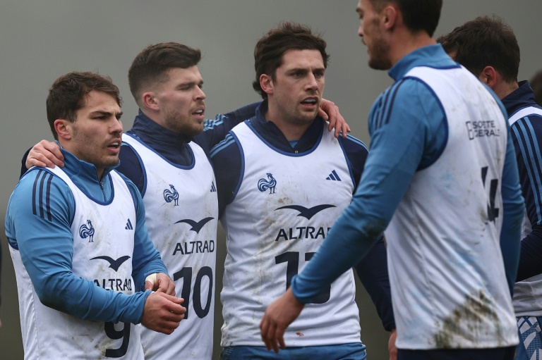 De gauche à droite: Antoine Dupont, Matthieu Jalibert et  Pierre-Louis Barassi à l'entraînement le 5 février à Marcoussis au sud de Paris