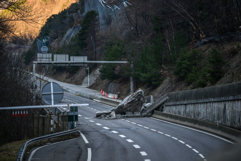 Un rocher sur la route N90 entre Albertville et Moutiers, le 4 février 2025 près de Moutiers (Savoie)