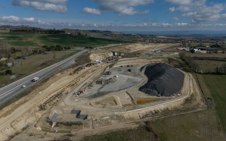 Vue aérienne d'une usine de bitume à proximité d'une section de l'autoroute A69, près de Puylaurens, le 28 février 2025 dans le Tarn