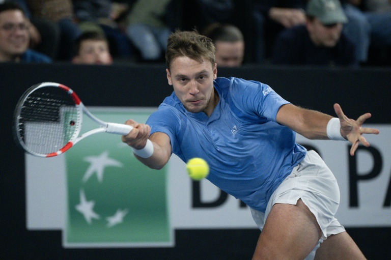 Le Serbe Hamad Medjedovic en action contre le Russe Daniil Medvedev lors de leur demi-finale de l'Open 13 à Marseille le 15 février 2025 en France