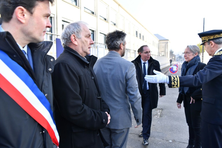 La ministre de l'Education nationale, Elisabeth Borne (d) arrive au lycée Emile Zola pour une visite à Châteaudun, quelques jours après un accident de car scolaire, le 3 février 2025