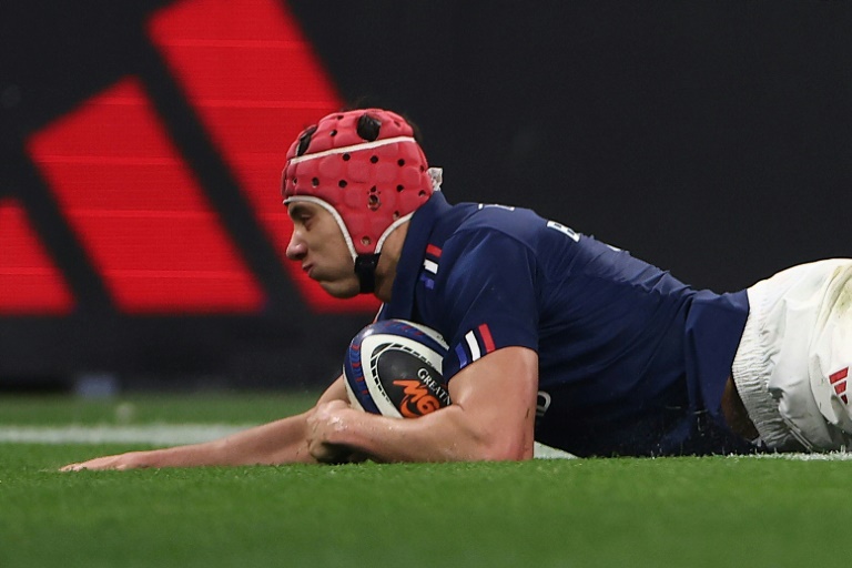 Louis Bielle-Biarrey inscrit le deuxième essais français lors du match d'ouverture du Tournoi des six nations contre le pays de Galles, le 31 janvier 2025 au Stade de France à Saint-Denis