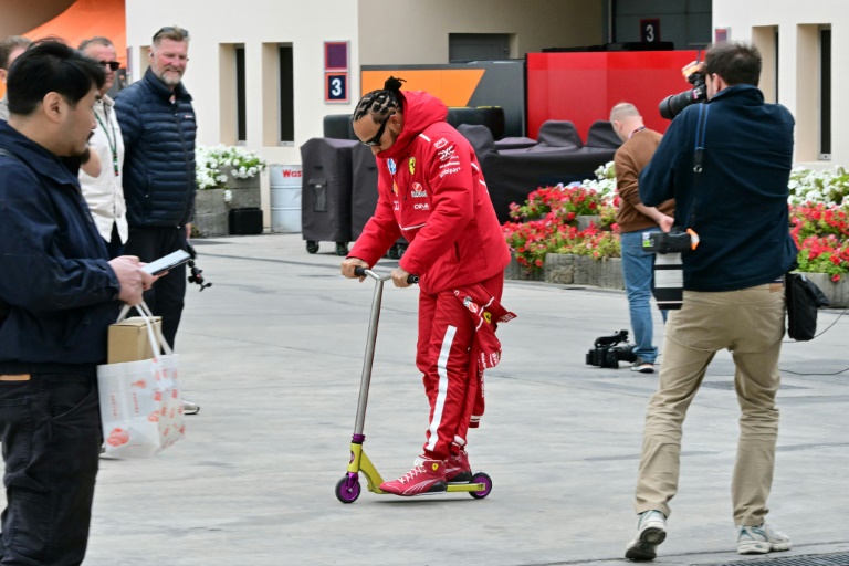 Le septuple champion du monde anglais Lewis Hamilton, qui a fait ses débuts officiels au volant d'une Ferrari lors des essais hivernaux de pré-saison de Formule 1, le 26 février 2025 sur le circuit de Sakhir à Bahreïn