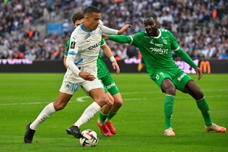 L'attaquant de l'OM Mason Greenwood (G) au duel avec le Stéphanois Mickael Nadé, à Marseille, le 15 février 2025