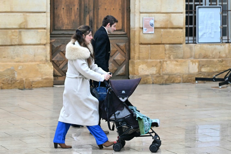 Marie et Colomban, les parents d'Emile, arrivent à la basilique de Saint-Maximin-la-Sainte-Baume (Var), pour la messe d'obsèque de leur enfant, le 8 février 2025