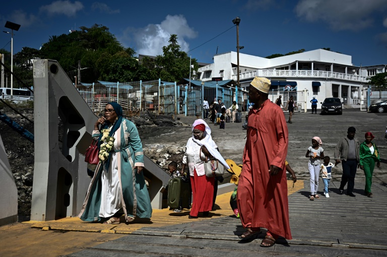 Des passagers embarquent sur une barge au port de Dzaoudzi, en Petite-Terre, à Mayotte, le 21 mai 2023.