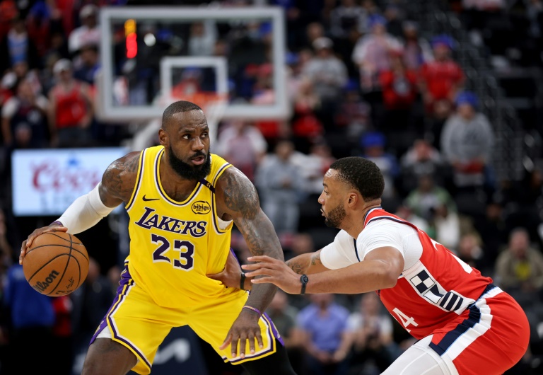 LeBron James (g) lors du match NBA des Lakers contre les Clippers, le 4 février 2025 à Inglewood