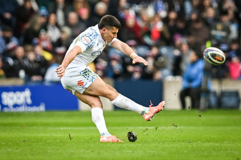 L'Italien Tommaso Allan tire une pénalité lors du match des 6 nations contre l'Ecosse dans le stade de Murrayfield à Edimbourg le 1er février 2025 en Ecosse