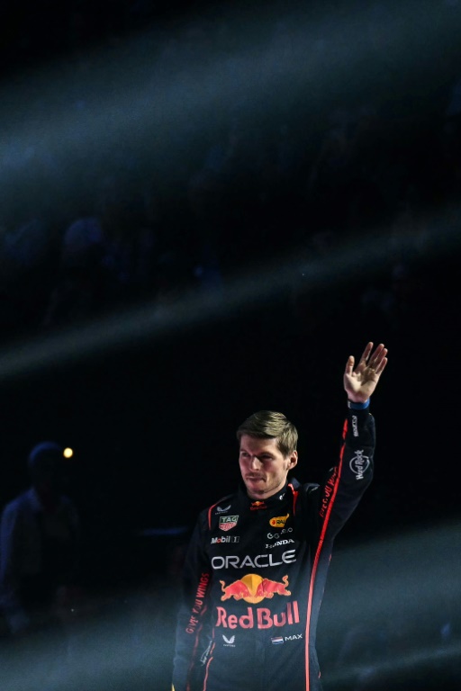 Le pilote néerlandais de Red Bull Racing, Max Verstappen, salue le public lors de la présentation de la nouvelle monoplace de son équipe à l'O2 Arena, à Londres, le 18 février 2025