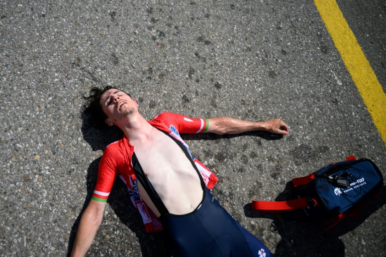 David Gaudu à l'arrivée de la 5e et dernière étape du Tour d'Oman le 12 février 2025. Le leader de la Groupama-FDJ, qui portait le maillot de leader au général au départ de l'étape, a craqué dans le dernier kilomètre