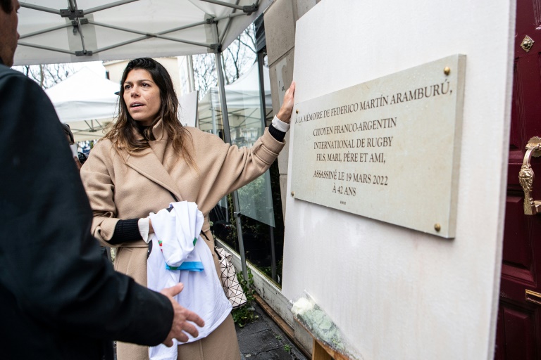 Maria, l'épouse de l'ex-rugbyman argentin Federico Martin Aramburu, devant la plaque dévoilée le 19 mars 2023 pour honorer la mémoire de son époux, un an après avoir été tué par balle