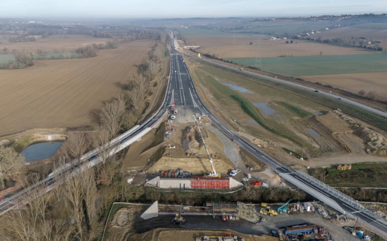 Vue aérienne d'une portion du chantier de l'A69, le 27 février 2025 près de Verfeil, en Haute-Garonne