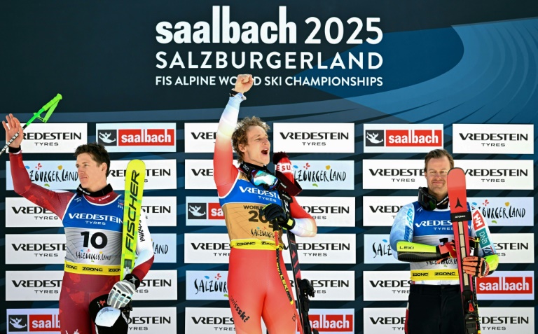 Le podium du Super G des Mondiaux de Saalbach avec de gauche à droite: Raphael Haaser (2e), le vainqueur Marco Odermatt et Adrian Smiseth Sejersted (3e) à Hinterglemm en Autriche le 7 février 2025