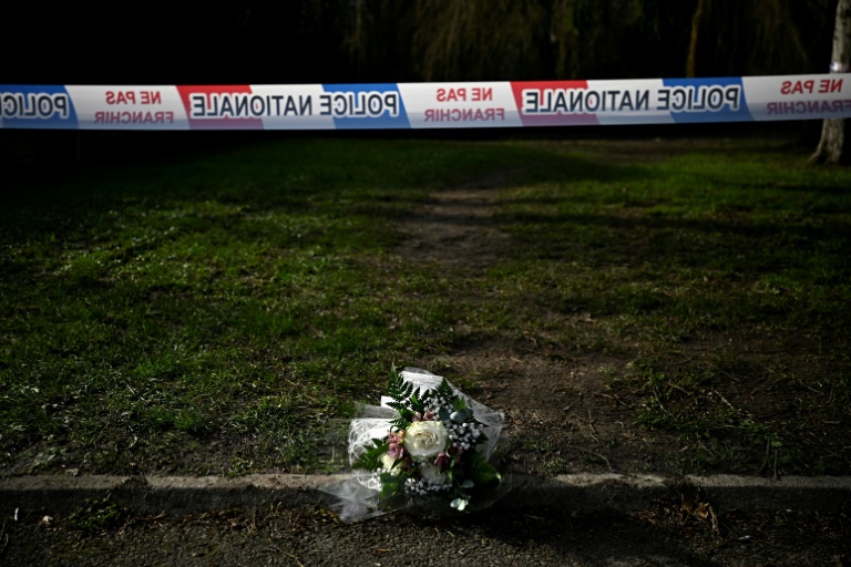 Rubalise et bouquet de fleurs en hommage à la jeune fille retrouvée morte dans un parc à Longjumeau, en Essonne, le 8 février 2025