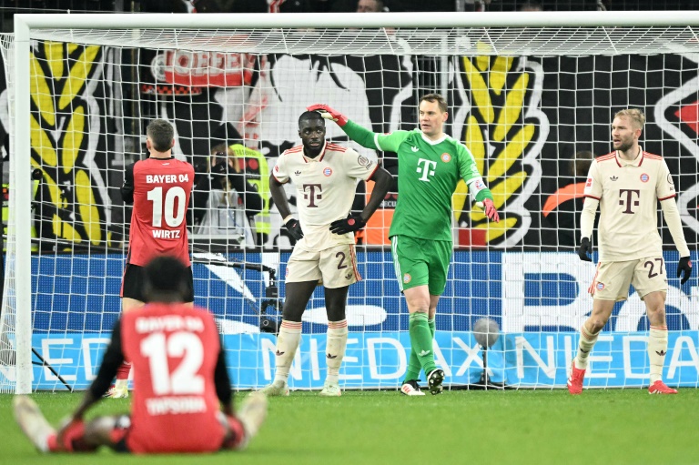 Les Munichois Manuel Neuer et Dayot Upamecano après une occasion manquée par Leverkusen, le 15 février 2025