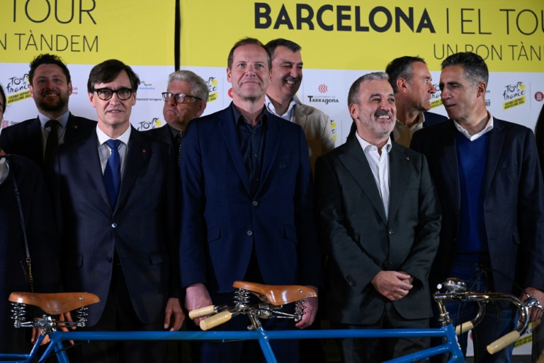 Christian Prudhomme (C), le patron du Tour de France, avec à sa droite le maire de Barcelone Jaume Collboni et le quintuple vainqueur de l'épreuve, l'Espagnol Miguel Indurain, le 25 février 2025 à Barcelone