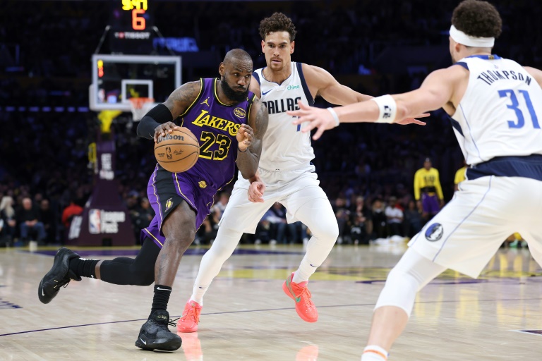 LeBron James (#23) dans le feu de l'action lors du match de saison régulière de NBA entre son équipe des Lakers et les Dallas Mavericks, le 25 février 2025 à Los Angeles