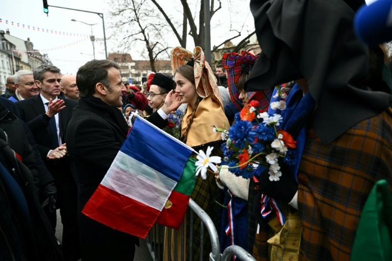 Le président français Emmanuel Macron (G) lors des commémorations de la Libération de Colmar, il y a 80 ans, le 2 février 2025 à Colmar