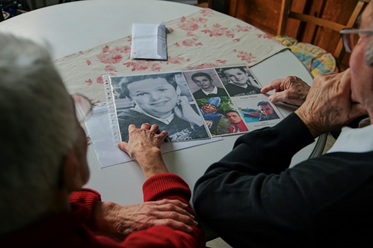 Roland et Mauricette Vinet, les grands-parents de Mathis, victime de l'ex-chirurgien Joël Le Scouarnec, regardent des photos de leur petit-fils, aujourd'hui décédé, chez eux à Saint-Germain, le 3 février 2025 dans la Vienne