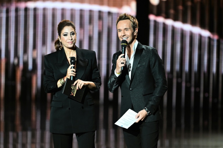 Les maîtres de cérémonie, Léa Salame et Cyril Feraud, sur la scène de la 40e édition des Victoires de la Musique, à la Seine Musicale de Boulogne-Billancourt, près de Paris, le 14 février 2025