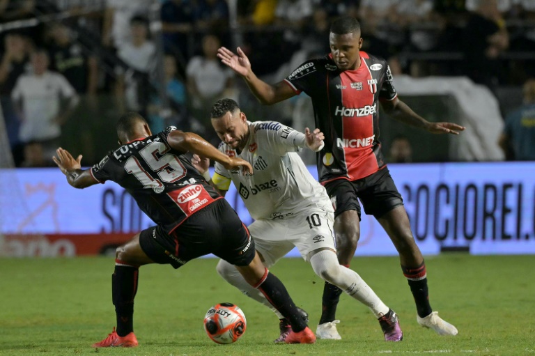 Neymar (centre) pendant son premier match avec le Santos, contre le Botafogo de Ribeirao Pato, le 5 février 2025