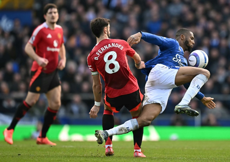 Bruno Fernandes (g) et Beto à Liverpool le 22 février 2025