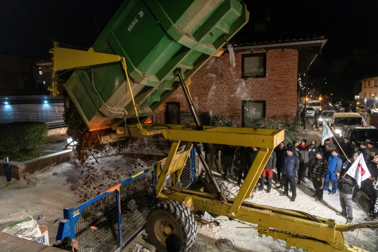 Des agriculteurs membres du syndicat Jeunes Agriculteurs (JA) et de la FNSEA manifestent devant le siège de l'Office français de la biodiversité (OFB) à Toulouse, le 19 janvier 2025