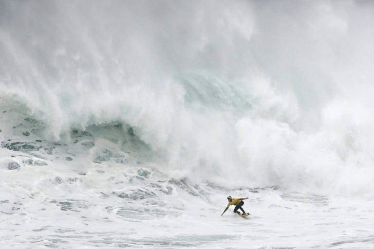 Justine Dupont remporte le Big Wave Challenge sur la vague mythique de Nazaré au Portugal le 18 février 2025