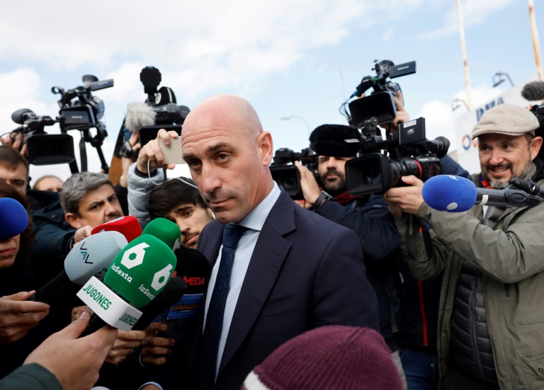 L'ancien président de la fédération espagnole de football, Luis Rubiales, entouré par les médias, quitte le tribunal de San Fernando de Henares, à l'est de Madrid, le 11 février 2025