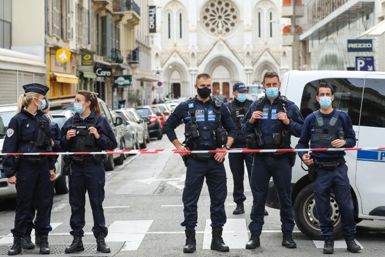 Des policiers bloquent l'accès à la basilique Notre-Dame de l'Assomption à Nice le 29 octobre 2020 après qu'un homme armé d'un couteau a tué trois personnes dans l'église