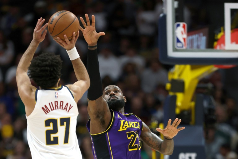 LeBron James (Los Angeles Lakers) défend contre les Denver Nuggets en NBA, à Denver le 22 février 2025.