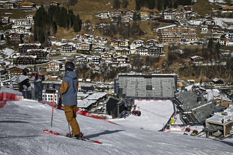 Cette photo prise le 3 février 2025 à Hinterglemm (Autriche) montre une vue de l'aire d'arrivée avant les championnats du monde de ski alpin de Saalbach, qui se tiennent du 4 au 16 février 2025