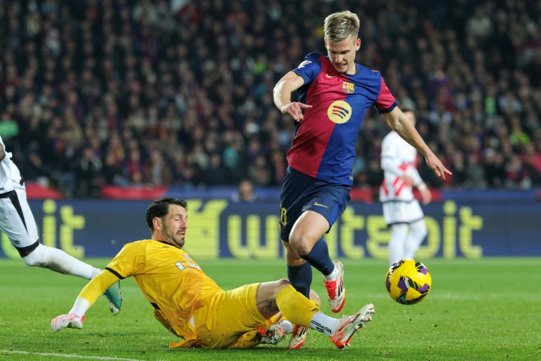 Le Barcelonais Dani Olmo (d) aux prises avec le gardien argentin du Rayo Vallecano Augusto Batalla  lors de la victoire du FC Barcelone (1-0), le 17 février 2025 au stade olympique de Montjuic