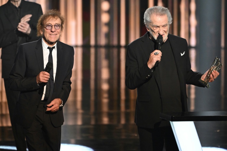 Eddy Mitchell (d) récompensé lors de la Musique, à la Seine Musicale de Boulogne-Billancourt, près de Paris, le 14 février 2025