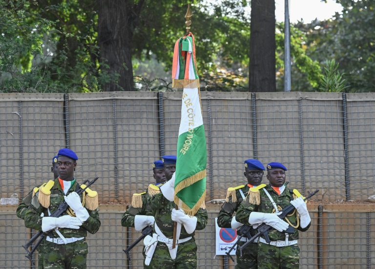 Des soldats ivoiriens lors de la cérémonie de rétrocession à la Côte d'Ivoire de la base militaire français de Port-Bouët, le 20 février 2025