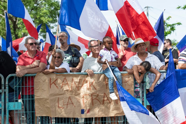 Le public assistant à une cérémonie avec Manuel Valls à Nouméa le 22 février 2025