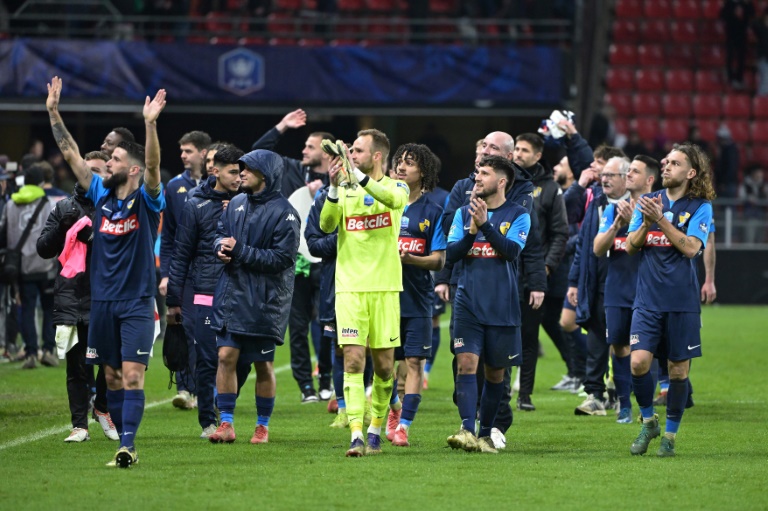 Les joueurs du Stade Briochin remercient la foule après leur quart de finale de Coupe de France perdu contre le Paris Saint-Germain au stade du Roazhon Park à Rennes le 26 février 2025.