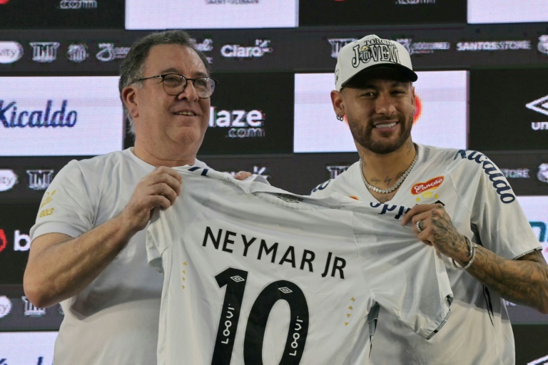 Neymar (à droite) et le président du Santos, Marcelo Pirilo Teixeira, montrent le maillot que portera le joueur, le 31 janvier 2025