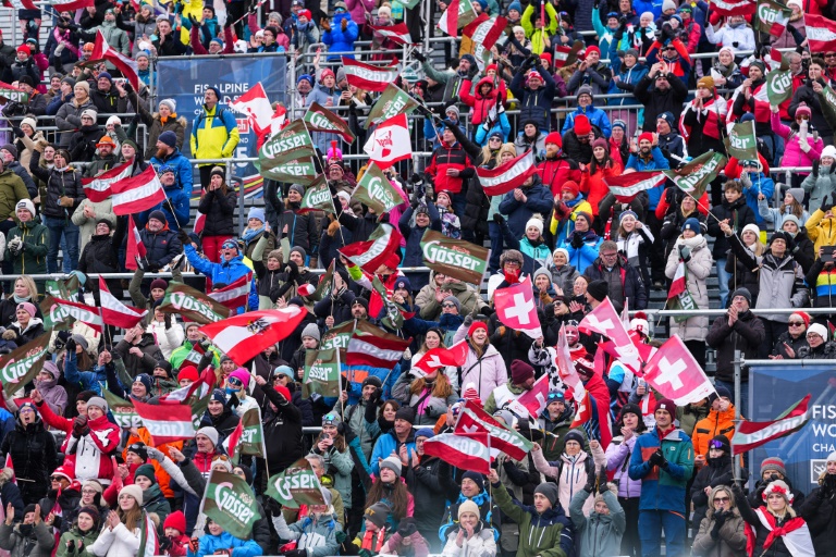 La joie du public autrichien après la victoire de Raphael Haaser lors du géant des Mondiaux de ski, le 14 février 2025 à Saalbach (Autriche)