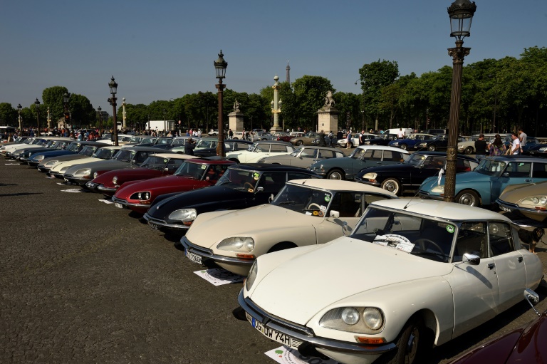 Des Citroën DS place de la Concorde, à Paris, le 24 mai 2015